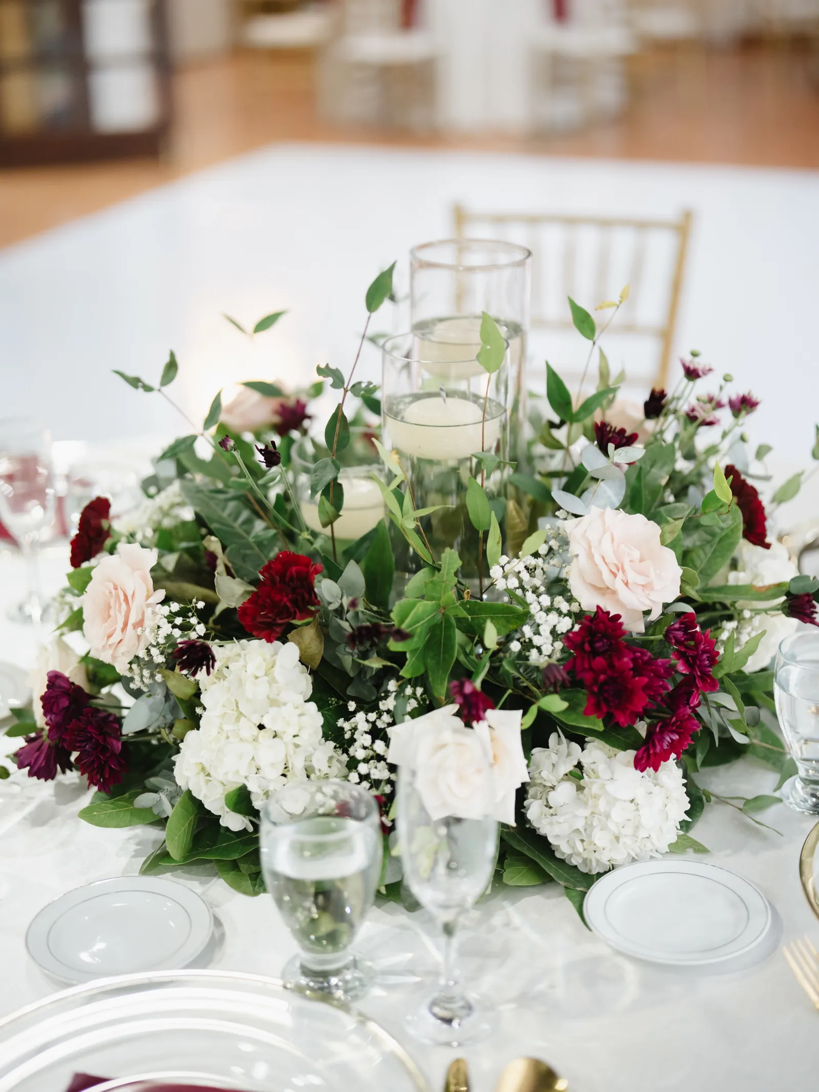 Centro de mesa con rosas y velas