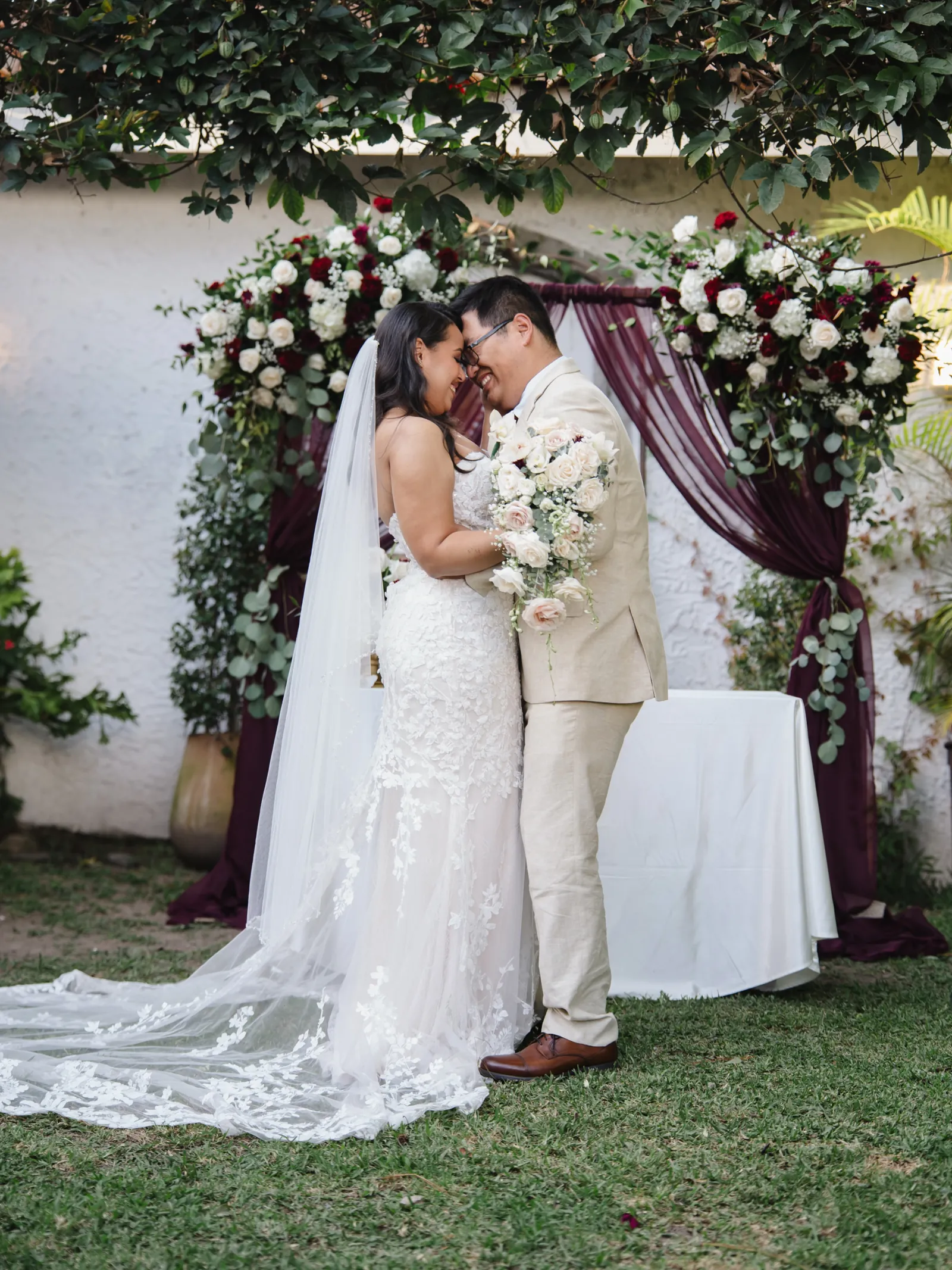 Novios bajo el arco floral