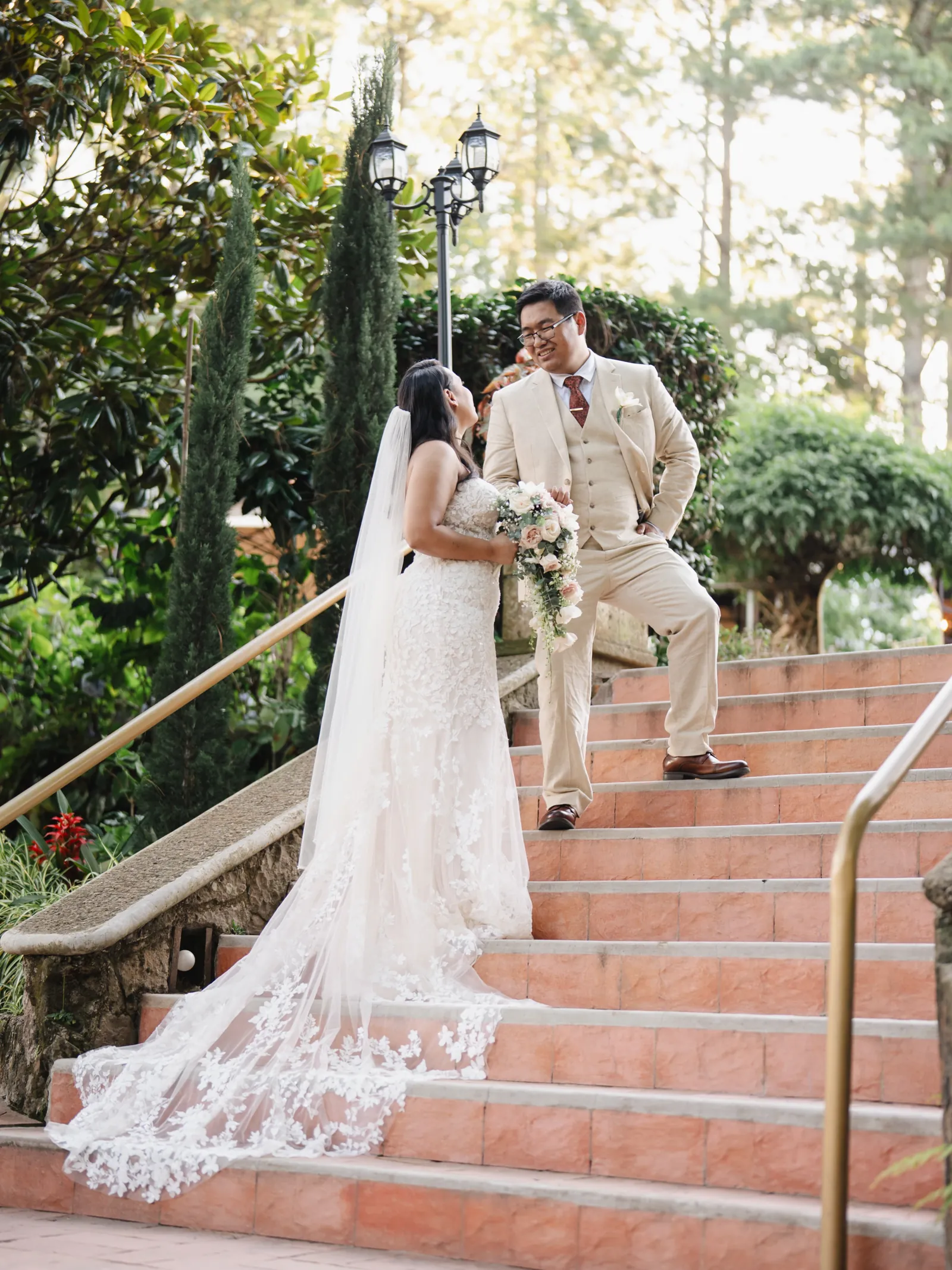 Novios en la escalinata