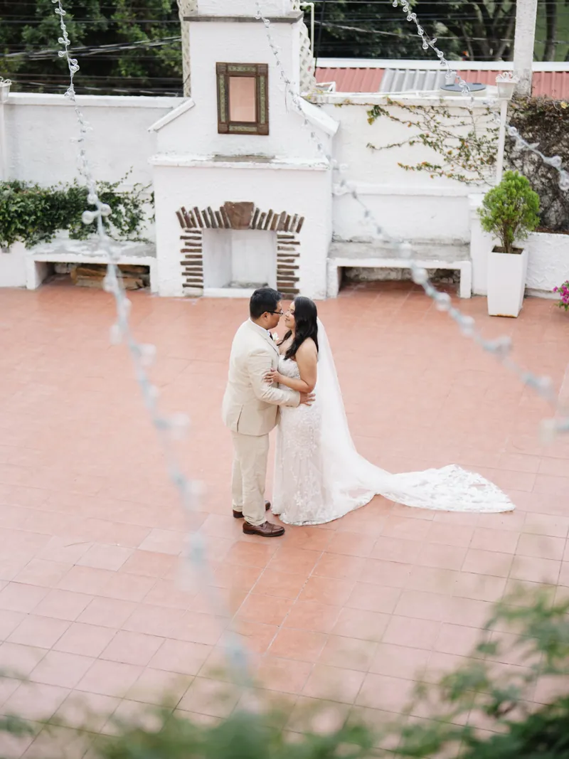 Novios en el patio