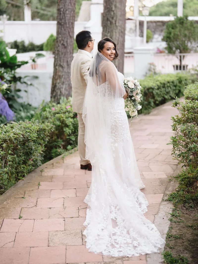 Novia en un sendero de jardín